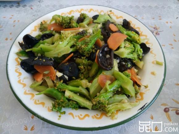 西兰花炒木耳过萝卜