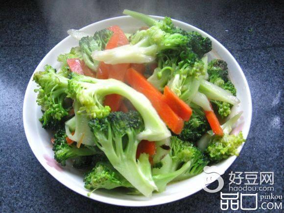 红萝卜炒西兰花