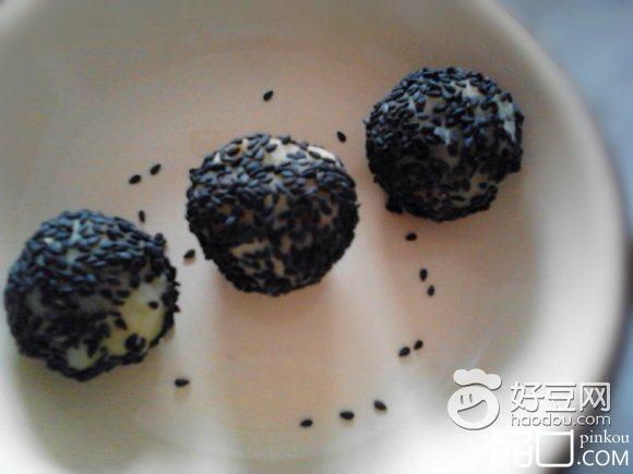 黑芝麻凤梨薯球