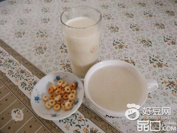 香蕉谷物早餐奶