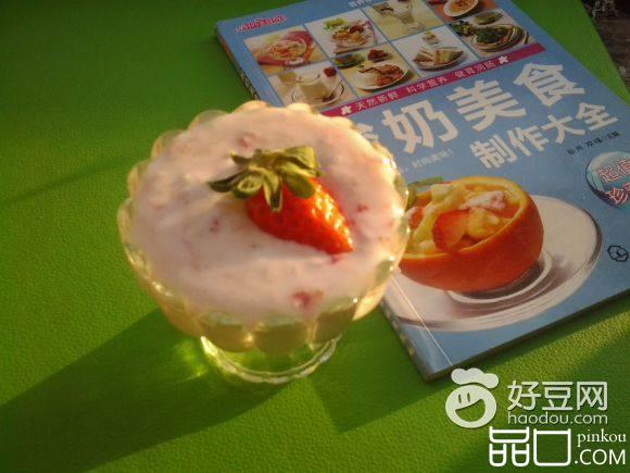 草莓酸奶杯