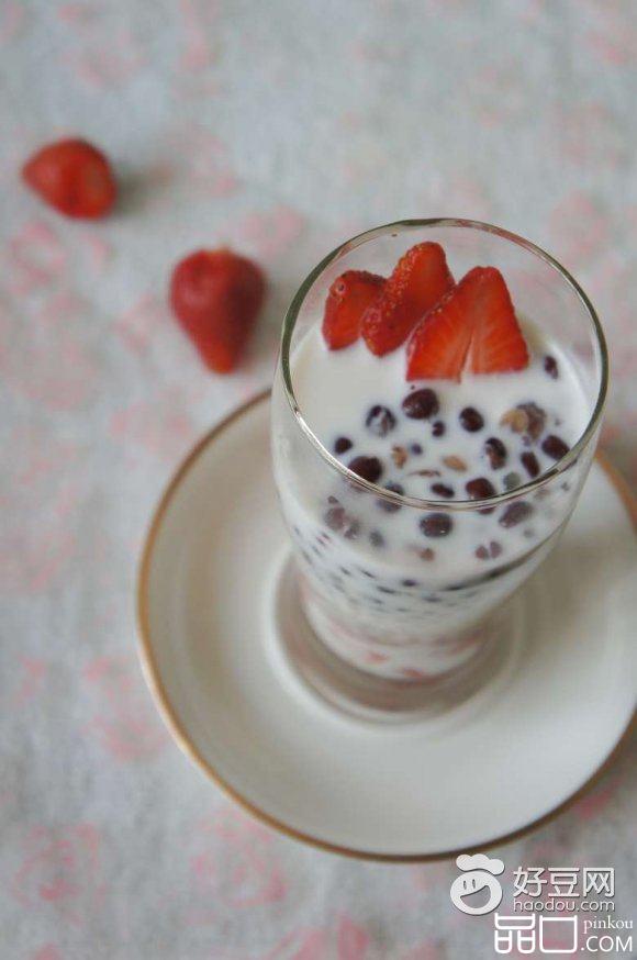 牛奶蜜豆草莓西米露
