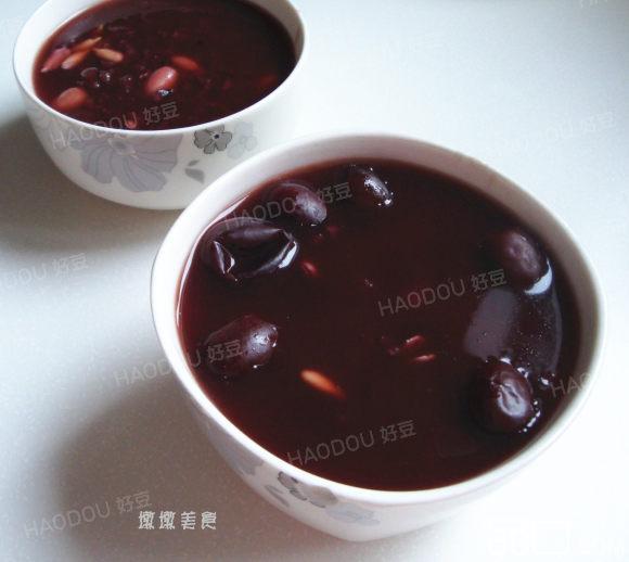 红枣花生黑米粥