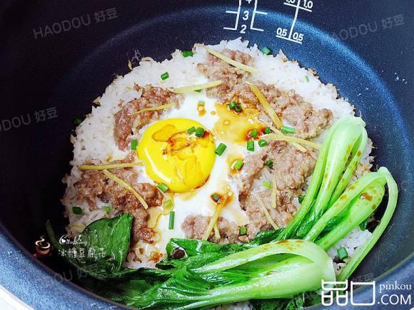 肉饼窝蛋煲仔饭