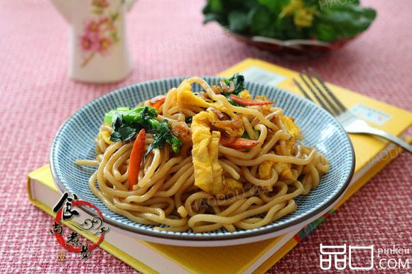 虾皮鸡蛋时蔬炒面
