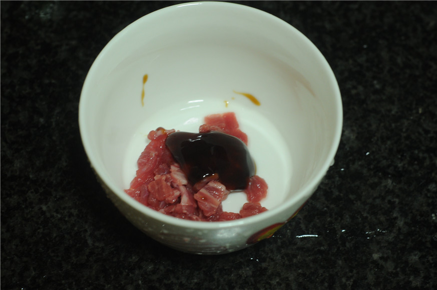牛肉粒西红柿盅步骤3
