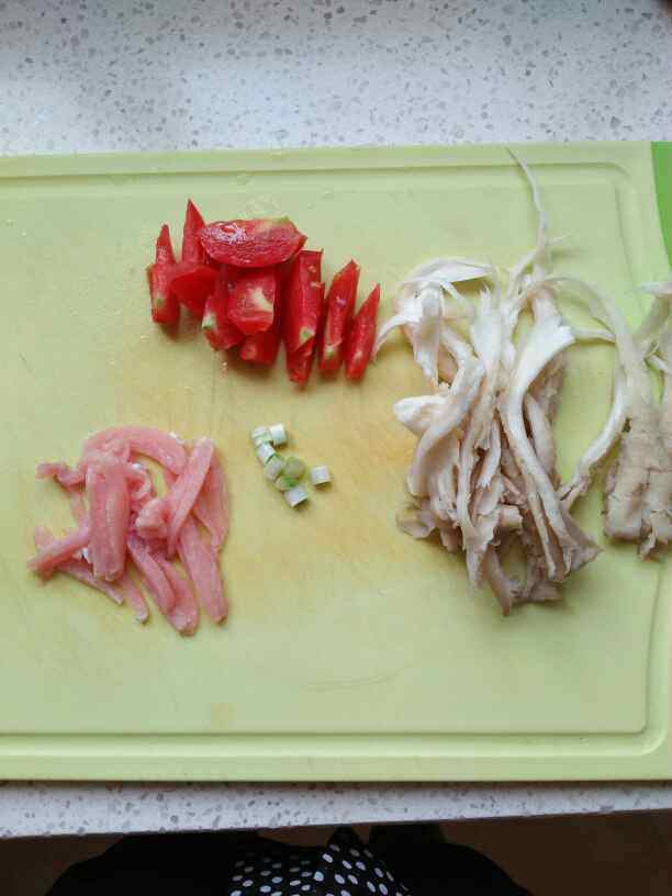 平菇西红柿肉丝汤步骤1
