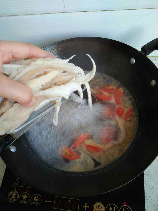 平菇西红柿肉丝汤步骤8