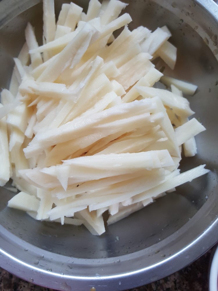 茄汁爆炒藕条步骤1