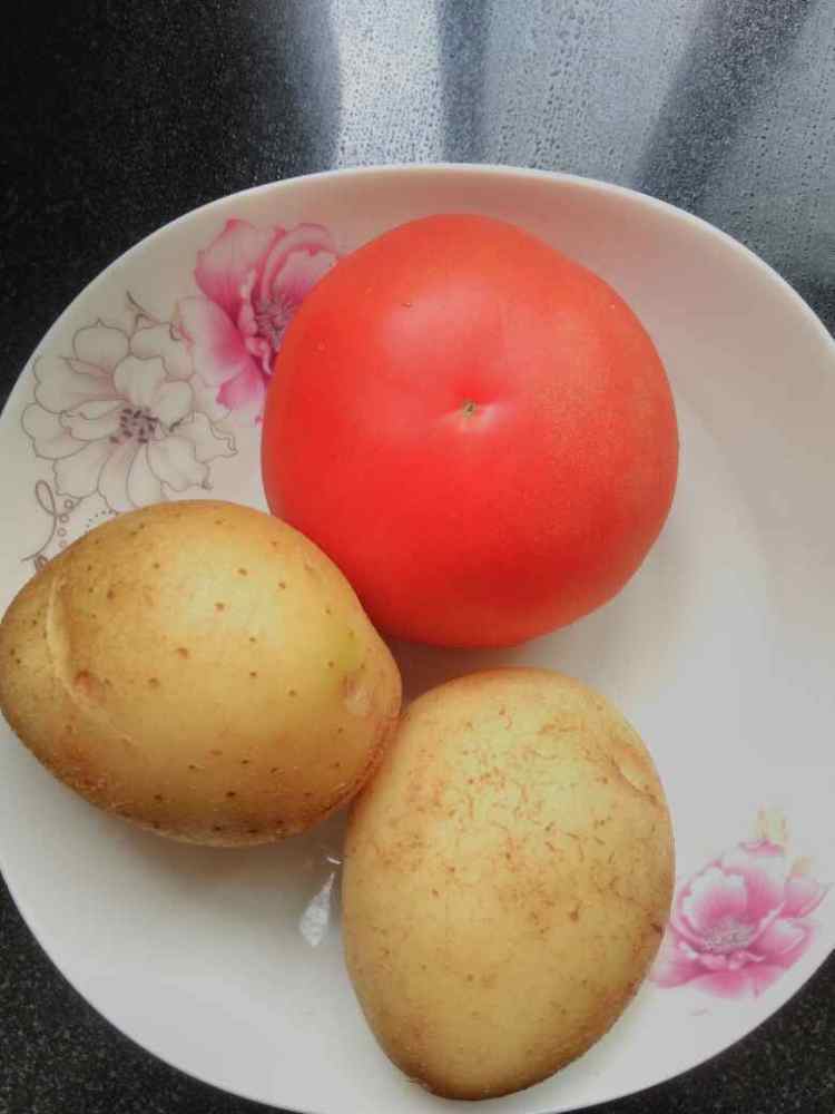 西红柿炖土豆步骤1