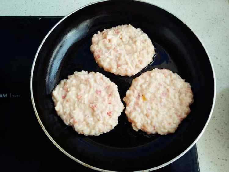 西红柿鸡蛋奶酪米饭饼步骤7