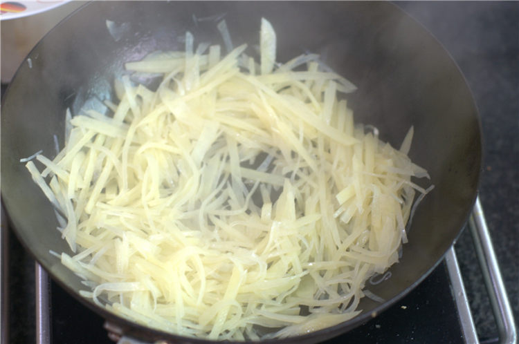 西红柿炒土豆#本味家步骤3