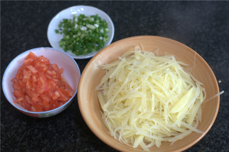 西红柿炒土豆#本味家步骤1