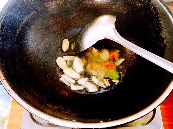 酸菜炝锅菠菜面步骤2
