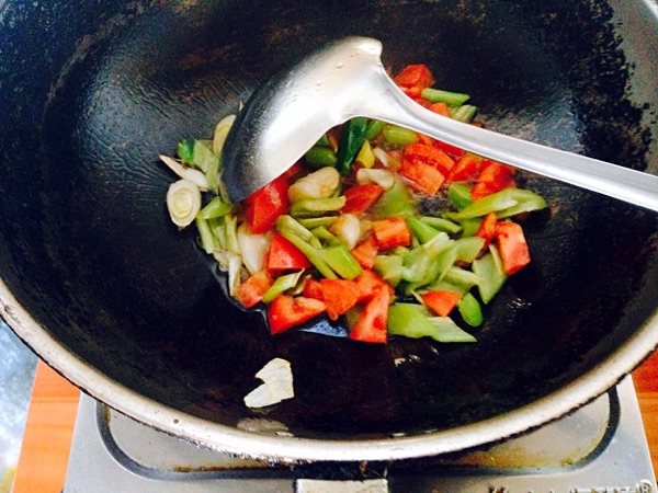 酸菜炝锅菠菜面步骤3
