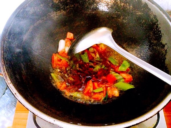 酸菜炝锅菠菜面步骤4