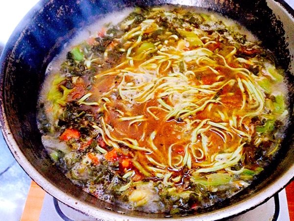 酸菜炝锅菠菜面步骤10