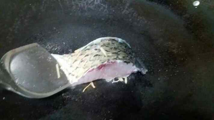 西红柿腐竹焖鲩鱼步骤2