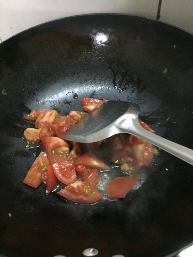 青椒西红柿烩腐竹步骤4