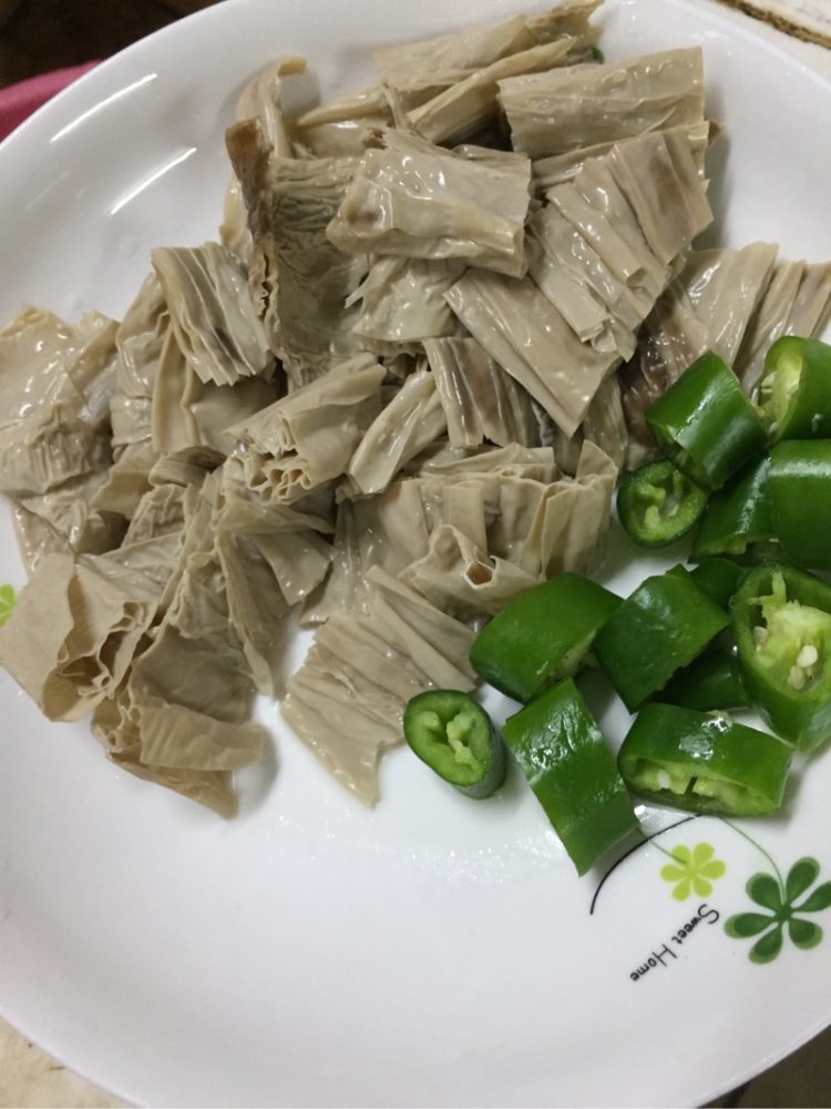 青椒西红柿烩腐竹步骤2