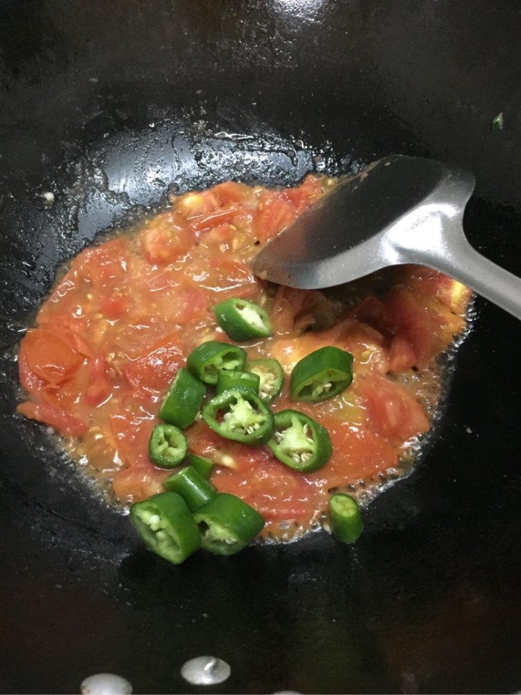 青椒西红柿烩腐竹步骤5