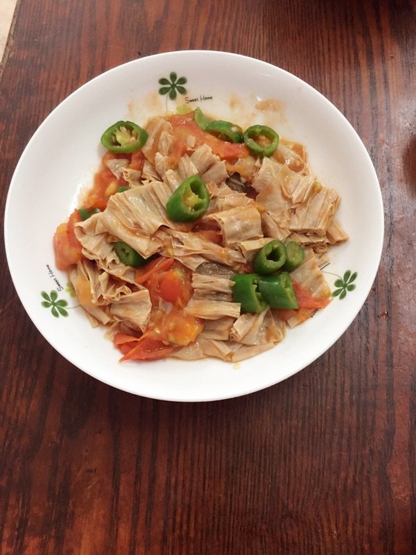 青椒西红柿烩腐竹步骤10
