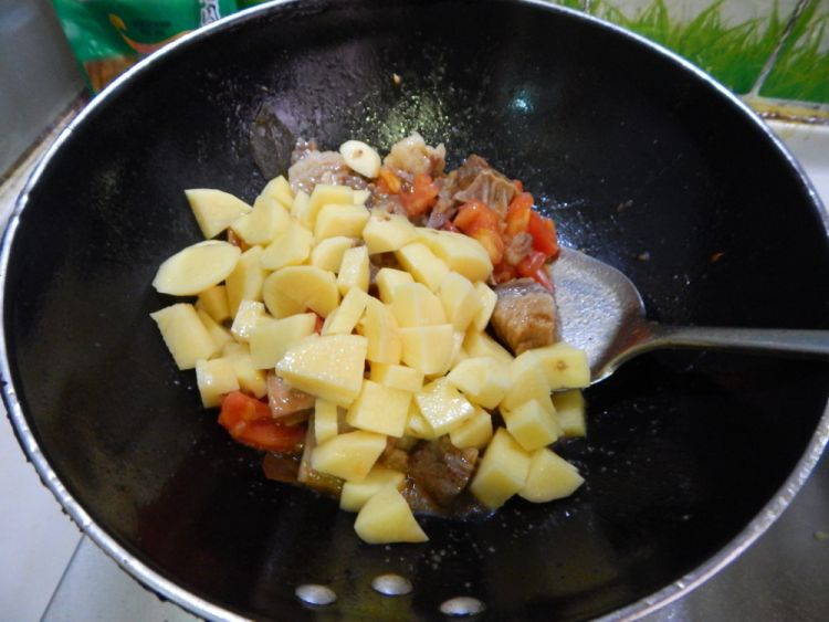 土豆西红柿烧牛腩步骤16