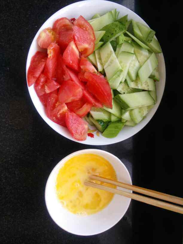 黄瓜西红柿炒蛋步骤1