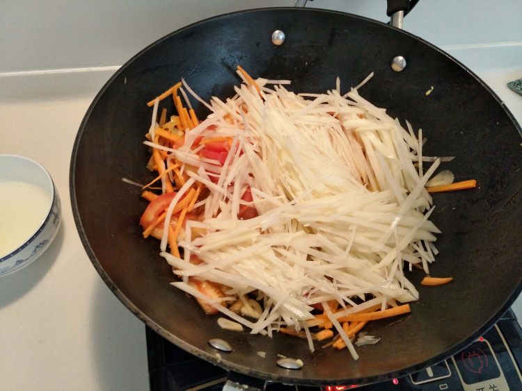 双炒土豆胡萝卜丝步骤6