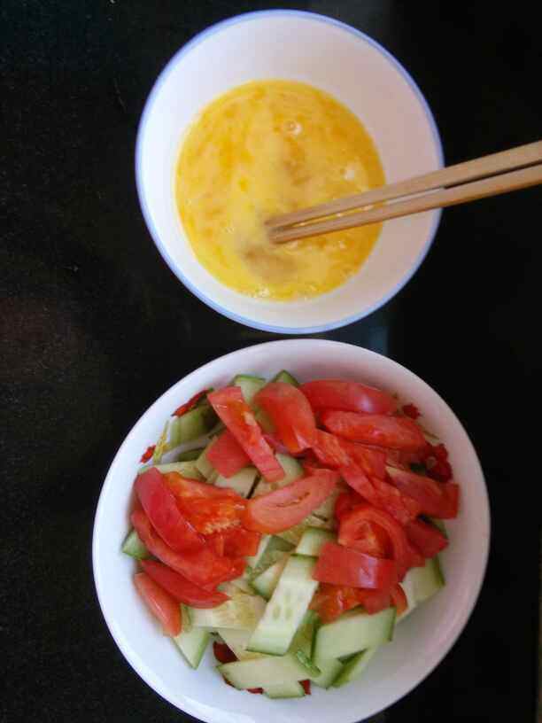 黄瓜西红柿炒鸡蛋步骤1