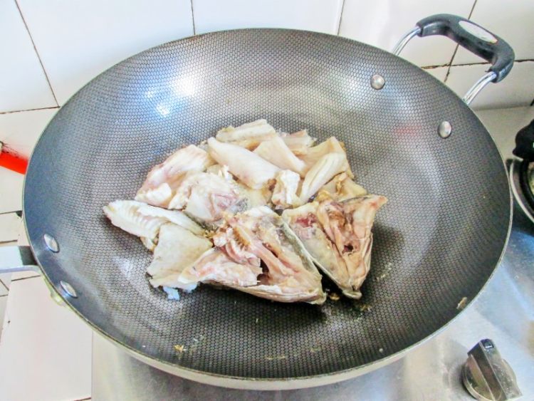 茶树菇鱼骨汤步骤4