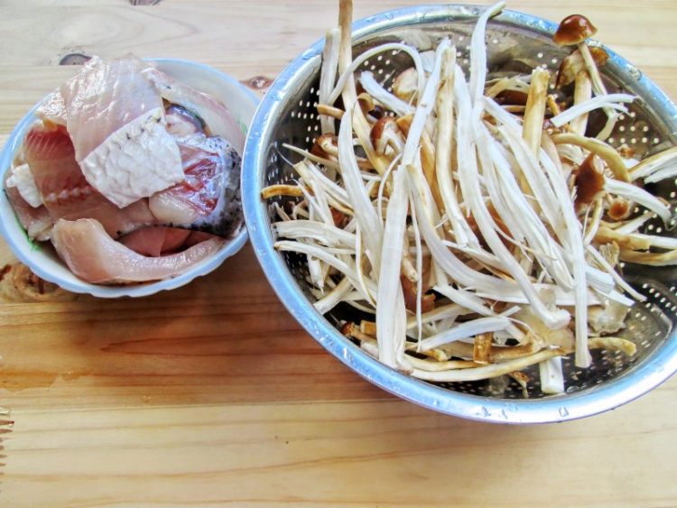 茶树菇鱼骨汤步骤2