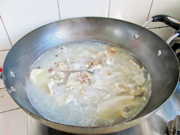 茶树菇鱼骨汤步骤5