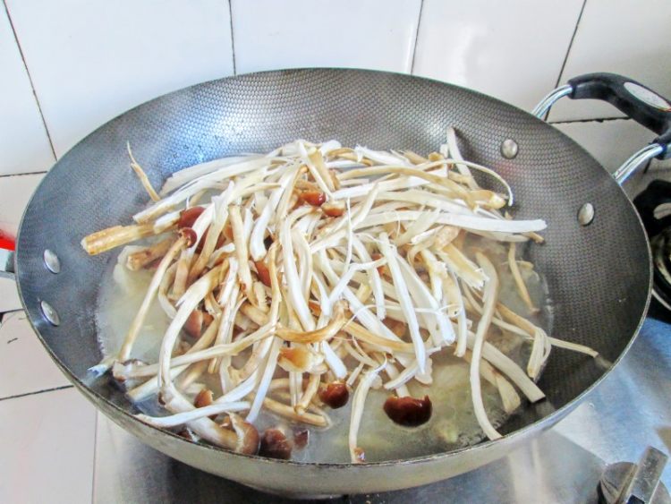 茶树菇鱼骨汤步骤6