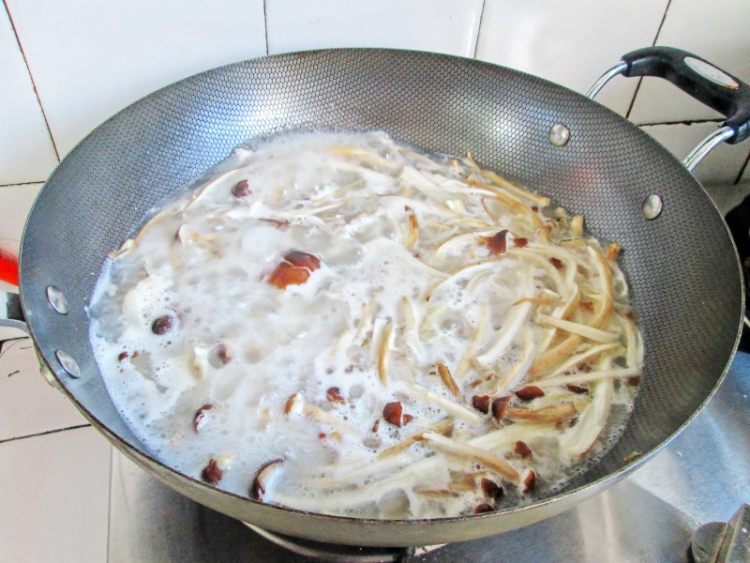 茶树菇鱼骨汤步骤7