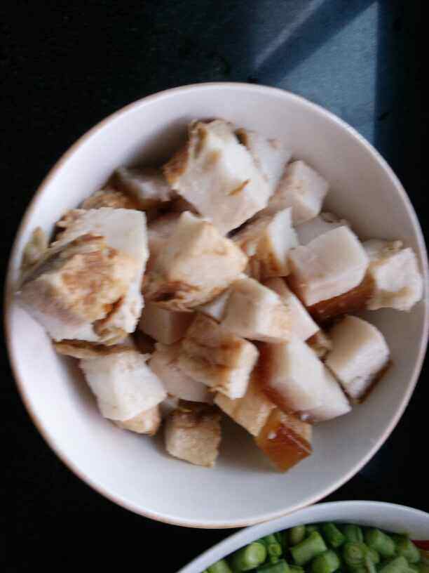 豇豆胡萝卜西红柿炒肉步骤2
