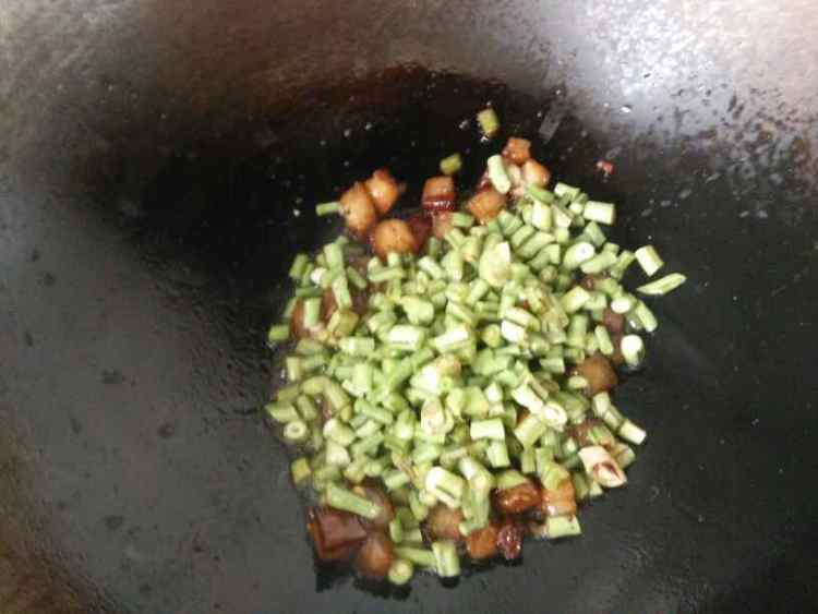 豇豆胡萝卜西红柿炒肉步骤6