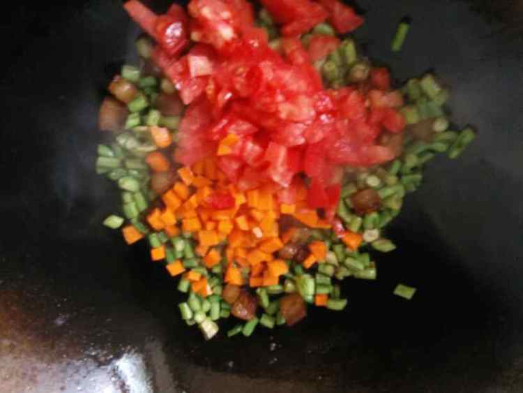 豇豆胡萝卜西红柿炒肉步骤7