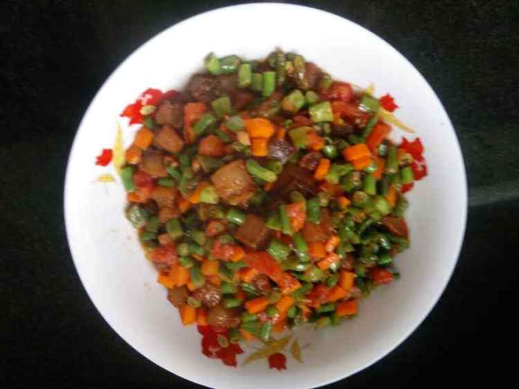 豇豆胡萝卜西红柿炒肉步骤10