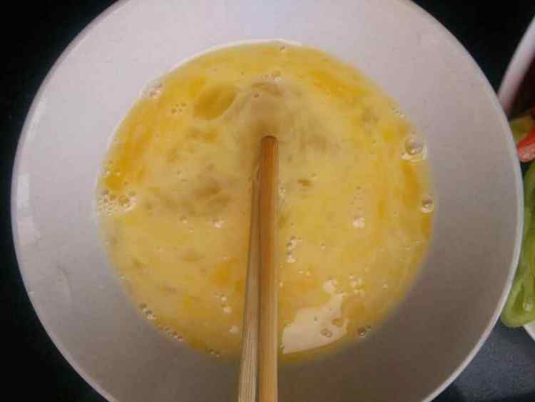 洋葱西红柿尖椒炒鸡蛋步骤3
