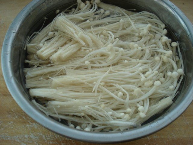 茄汁金针菇步骤1
