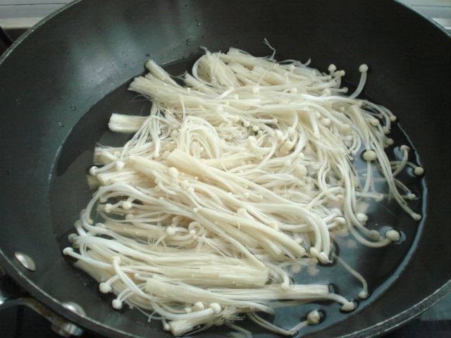 茄汁金针菇步骤2