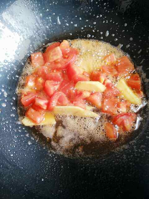 西红柿金针菇瘦肉汤步骤2