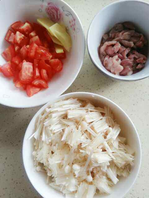 西红柿金针菇瘦肉汤步骤1