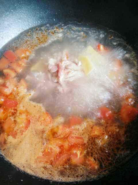 西红柿金针菇瘦肉汤步骤4