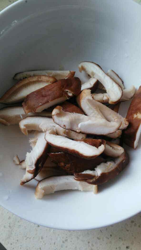 西红柿香菇焖油豆腐步骤2