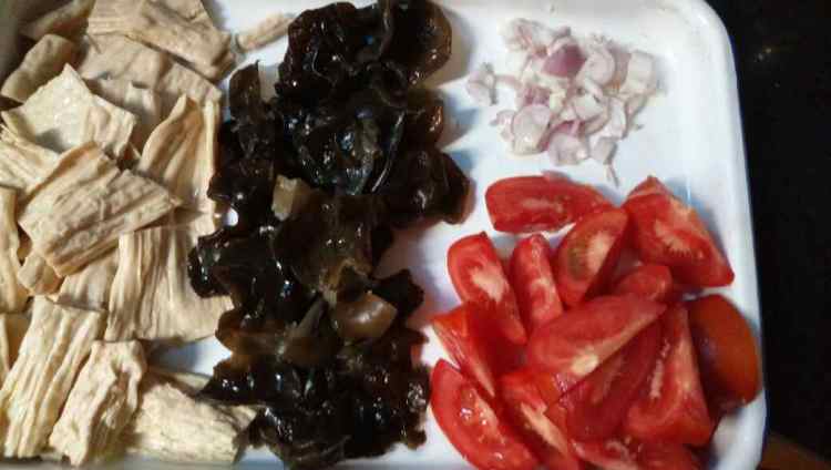 西红柿黑木耳炒腐竹步骤2