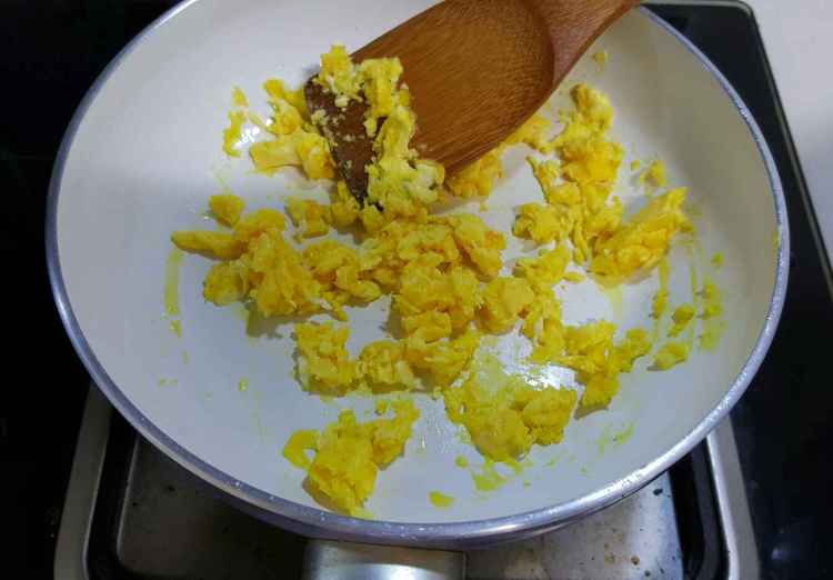 圣女果菠菜炒鸡蛋步骤3