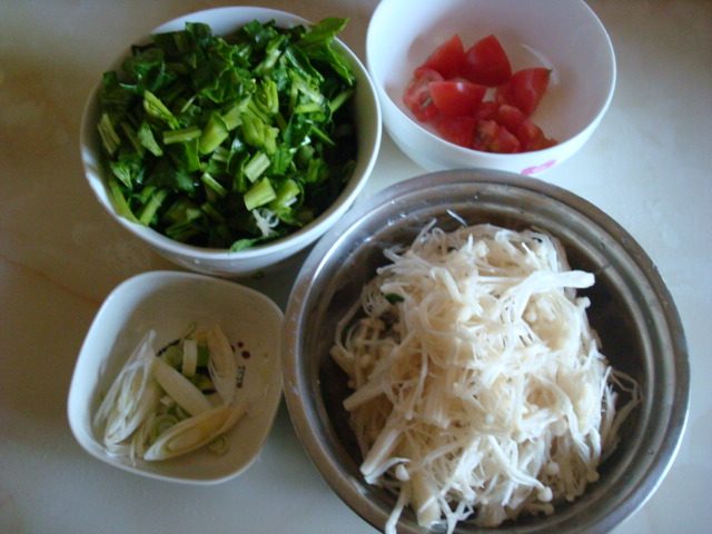 菠菜金针菇面片汤步骤3