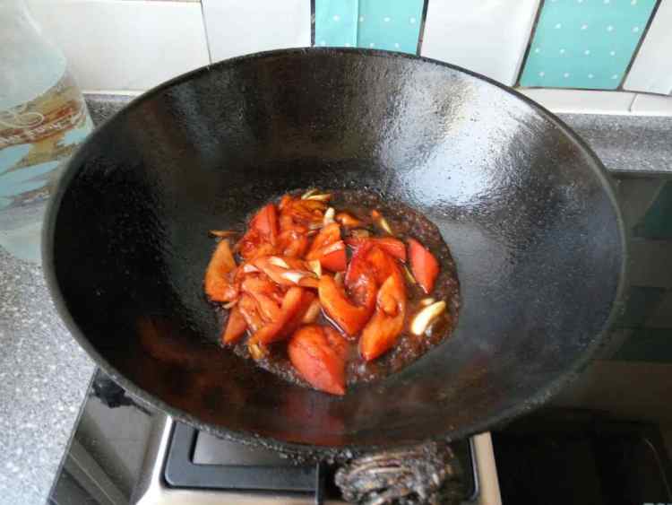 西红柿鸡蛋宽汤面步骤3